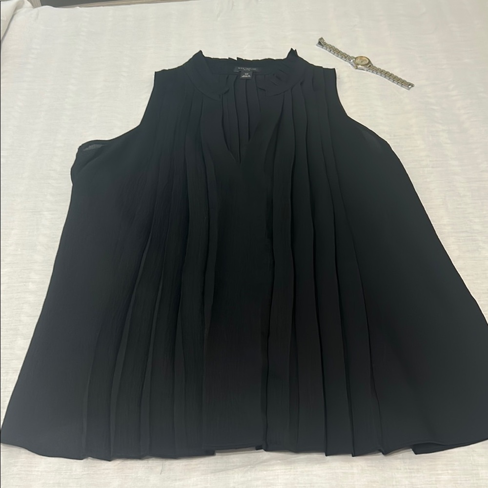 Chic Black Sleeveless Pleated Blouse